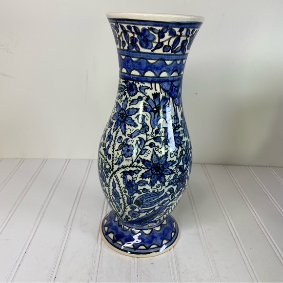 Ceramic blue & white floral vase - Picture 2 of 5